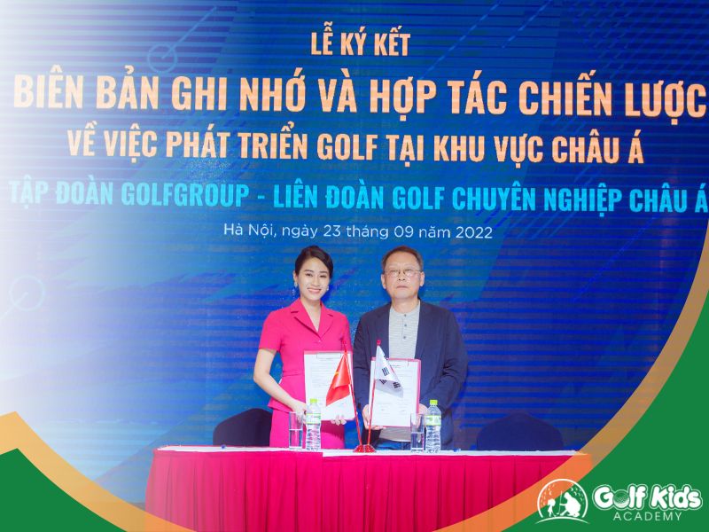 Ông Kim Kyung Ho - Chủ tịch Liên đoàn golf chuyên nghiệp Châu Á và Bà Vũ Kim Dung - Chủ tịch HĐQT Tập đoàn Golfgroup, đại diện Hệ sinh thái Golfkids Việt Nam