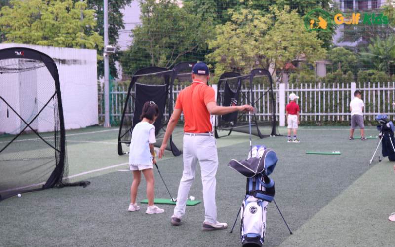 Hình ảnh các bé được học golf tại ngày hội